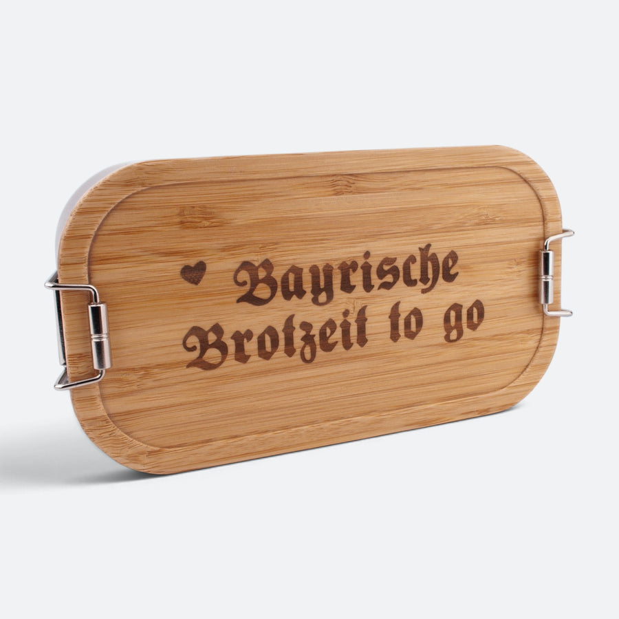 Brotzeitbox mit Bambusdeckel und der Gravur „Bayrische Brotzeit to go“ in Frakturschrift mit Herz.