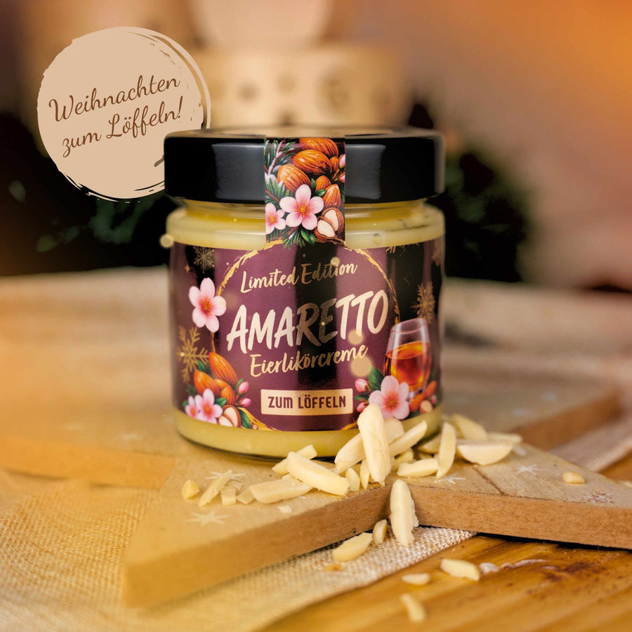 Glas Eierlikörcreme Amaretto zum Löffeln, Limited Edition, auf einem Holzbrett mit Mandelblättchen