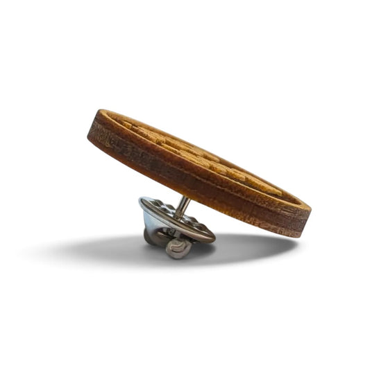 Holz-Ansteck-Pin "An Scheiss muass i!"
