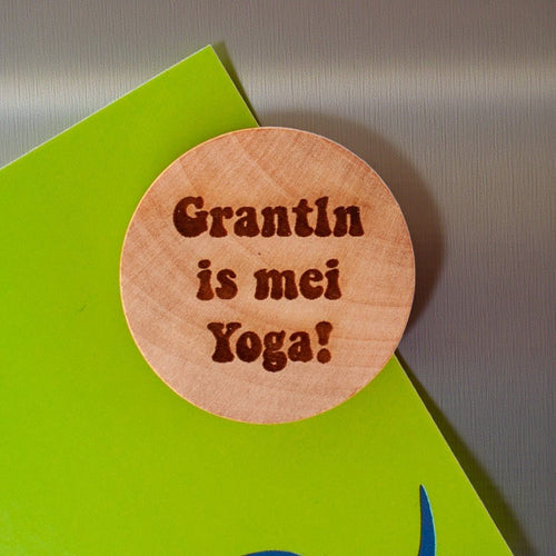 Holzmagnet "Grantln is mei Yoga!" - meinherzschlag.de
