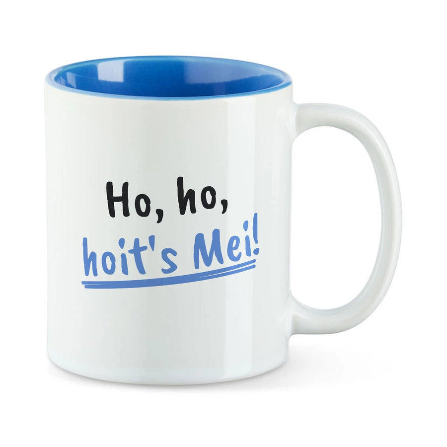 Weiße Tasse mit blauer Innenseite und dem bairischen Spruch „Ho, ho, hoit's Mei!“ in Pinselschrift.