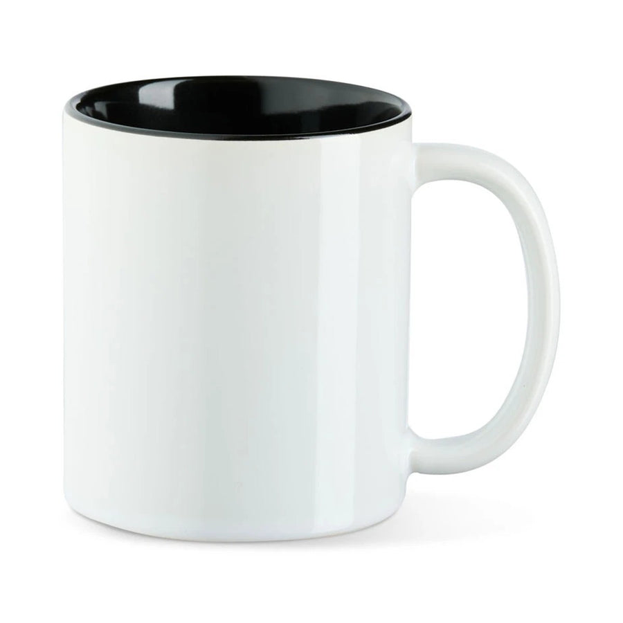Weiße Tasse mit schwarzer Innenseite, auf der dein Spruch steht.