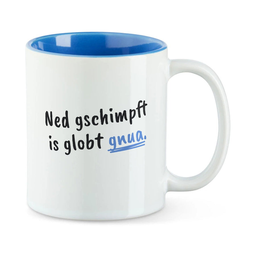 Weiße Tasse mit blauer Innenseite und dem bairischen Spruch „Ned gschimpft is globt gnua.“ in Pinselschrift.