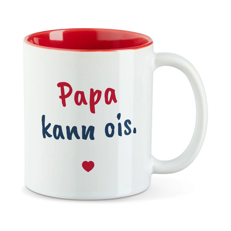 Weiße Tasse mit roter Innenseite und dem bairischen Spruch „Papa kann ois.“ in Pinselschrift.