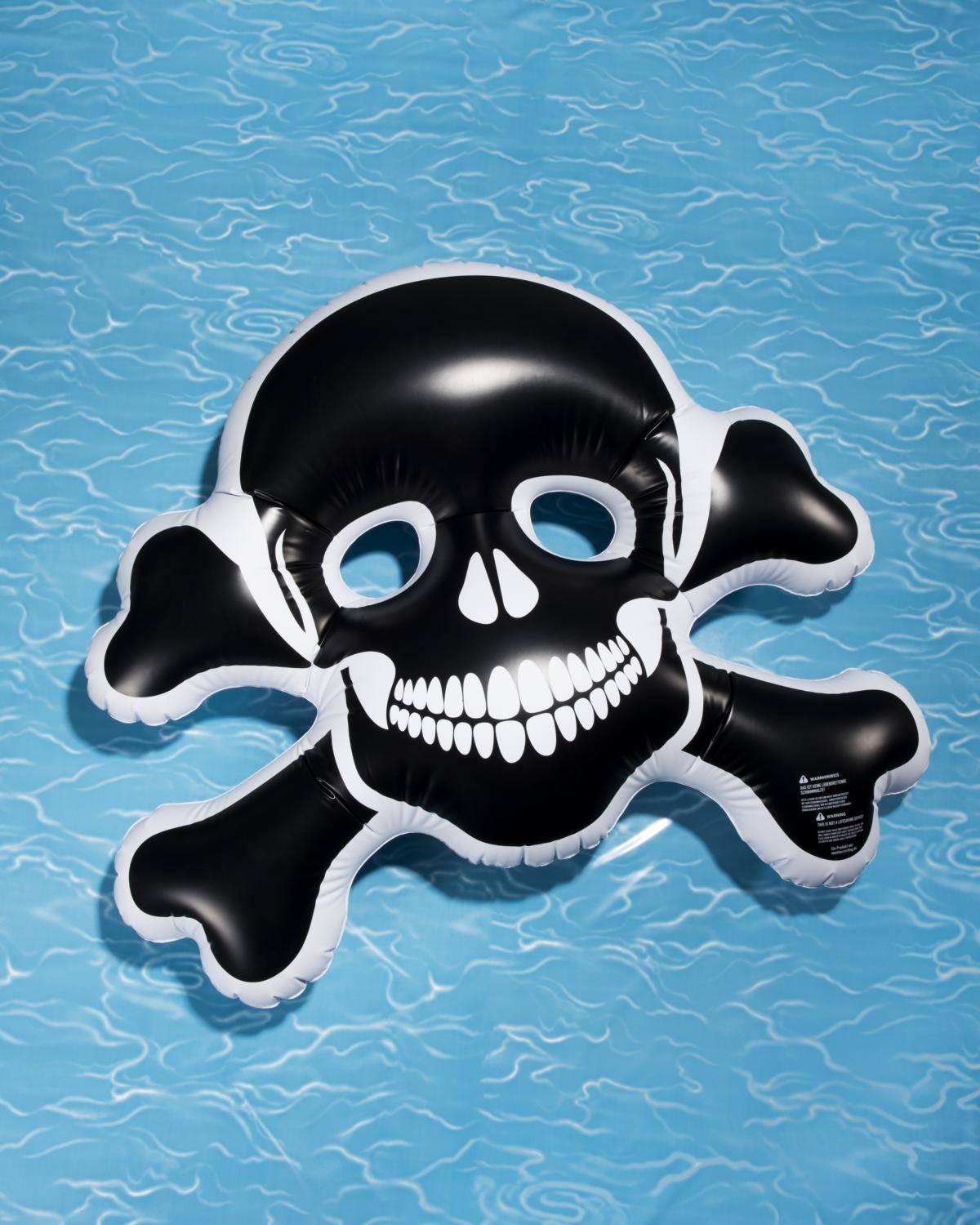 Aufblasbarer Schwimmtotenkopf - meinherzschlag.de