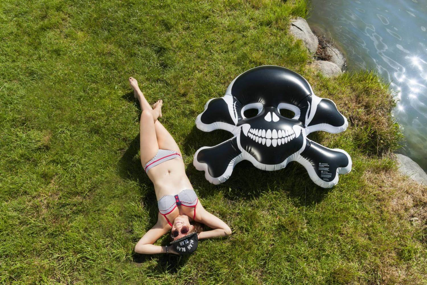 Aufblasbarer Schwimmtotenkopf - meinherzschlag.de