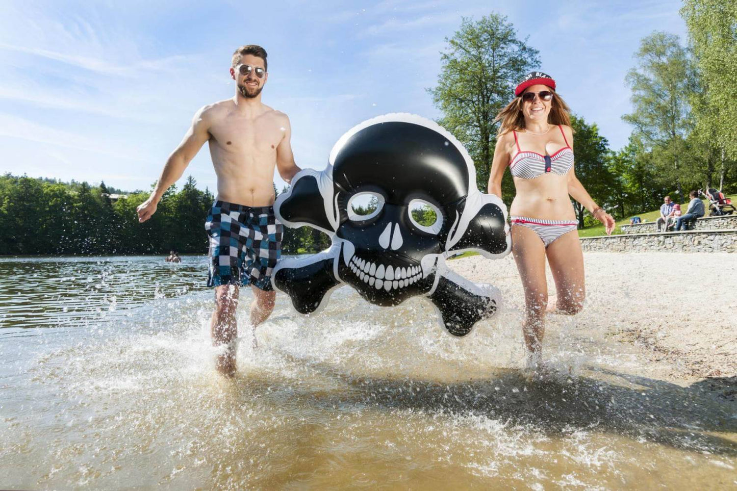 Aufblasbarer Schwimmtotenkopf - meinherzschlag.de