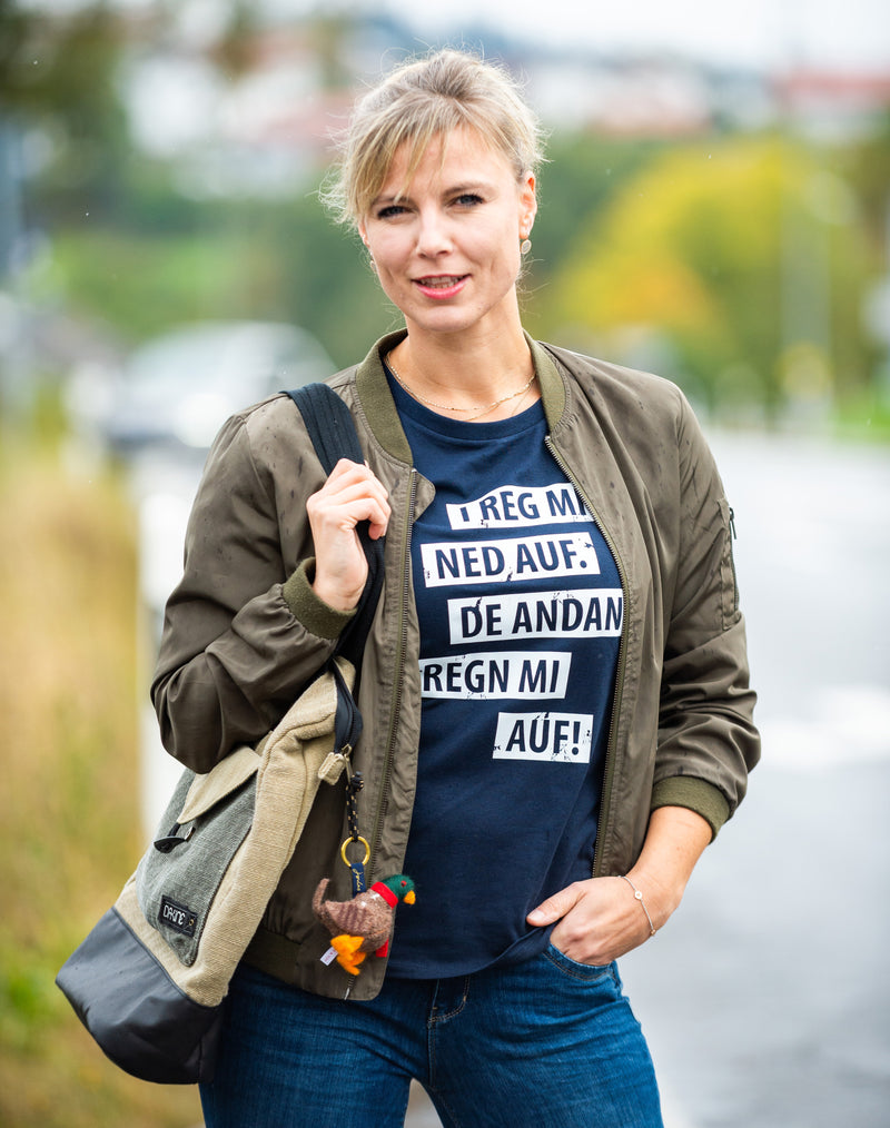Frau im Damen-Shirt „I reg mi ned auf, de andan regn mi auf!“
