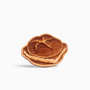 Holz-Ansteck-Pin "Leberkas" von meinherzschlag – Produktbild 1 von 2.