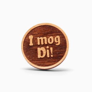 Holz-Ansteck-Pin "I mog Di!" von meinherzschlag – Produktbild 1 von 2.