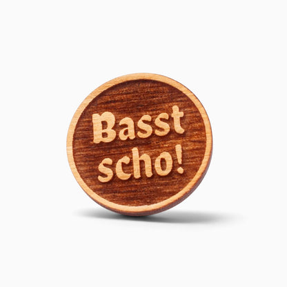Holz-Ansteck-Pin "Basst scho!"