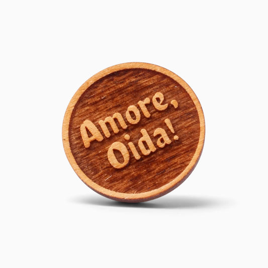 Holz-Ansteck-Pin "Amore, Oida!"