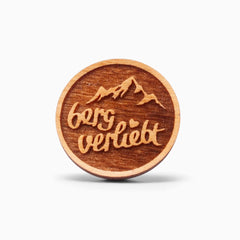 Holz-Ansteck-Pin "bergverliebt"