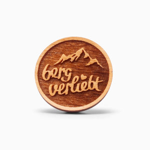 Holz-Ansteck-Pin "bergverliebt" von meinherzschlag – Produktbild 1 von 2.