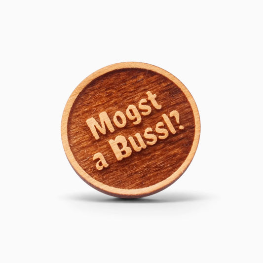 Holz-Ansteck-Pin "Mogst a Bussl?"