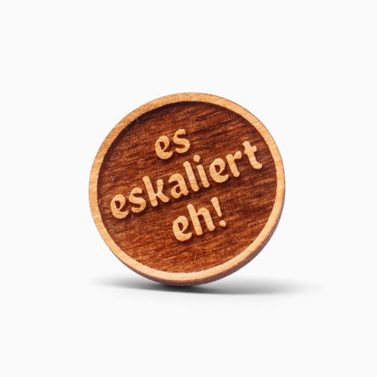 Holz-Ansteck-Pin "Es eskaliert eh!"