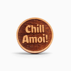Holz-Ansteck-Pin "Chill Amoi"