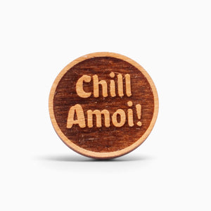 Holz-Ansteck-Pin "Chill Amoi" von meinherzschlag – Produktbild 1 von 2.