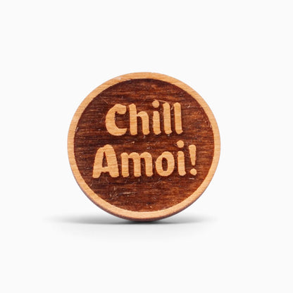 Holz-Ansteck-Pin "Chill Amoi"