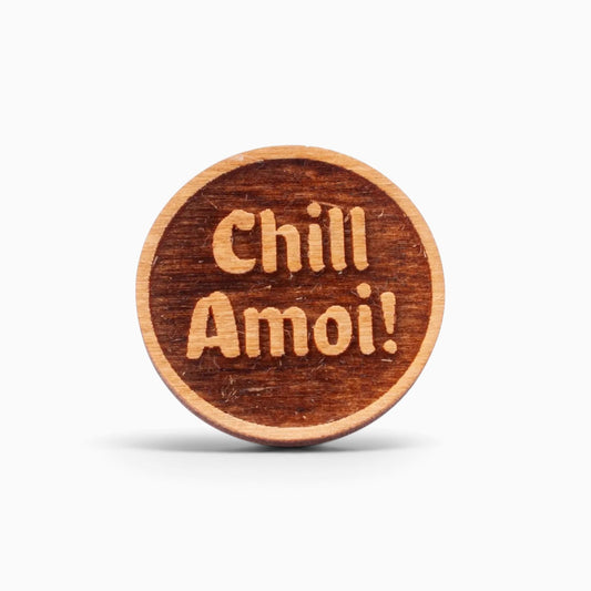 Holz-Ansteck-Pin "Chill Amoi"