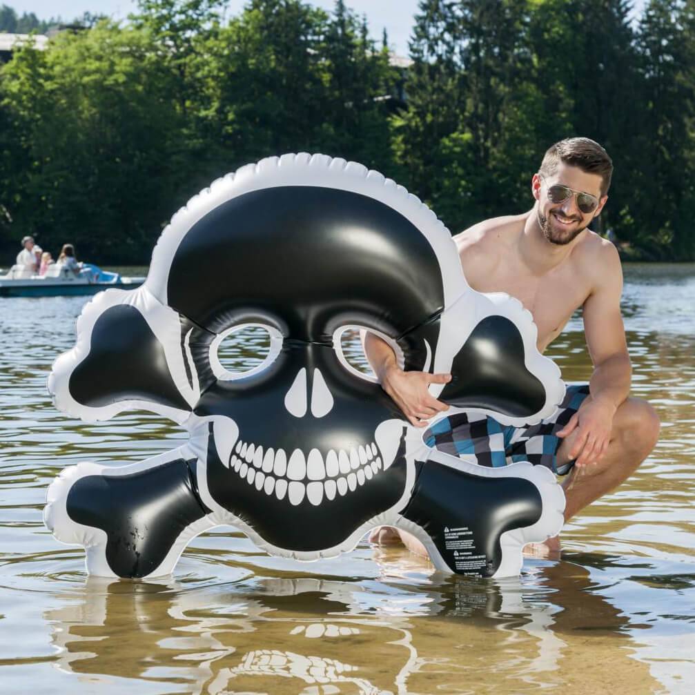 Aufblasbarer Schwimmtotenkopf - meinherzschlag.de