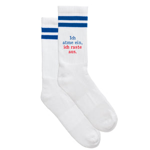 Sportsocken "Ich atme ein, ich raste aus." von meinherzschlag – Produktbild 2 von 6.