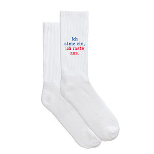 Sportsocken "Ich atme ein, ich raste aus." von meinherzschlag – Produktbild 5 von 6.