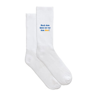 Sportsocken "Nach dem Spiel ist vor dem Bier!" von meinherzschlag – Produktbild 5 von 6.