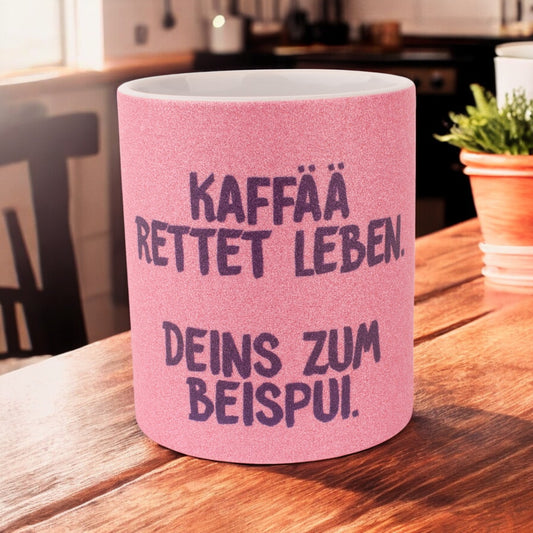 Glitzertasse "Kaffää rettet Leben!" - meinherzschlag.de