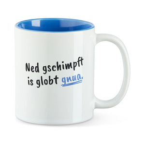 Weiße Tasse mit blauer Innenseite und dem bairischen Spruch „Ned gschimpft is globt gnua.“ in Pinselschrift.