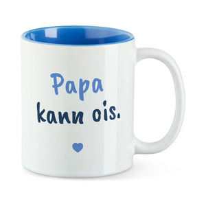 Weiße Tasse mit blauer Innenseite und dem bairischen Spruch „Papa kann ois.“ in Pinselschrift.